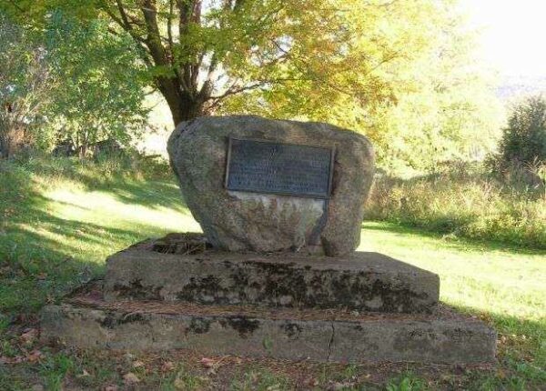 THE UPPER FORT 1777 REVOLUTIONARY WAR MEMORIAL