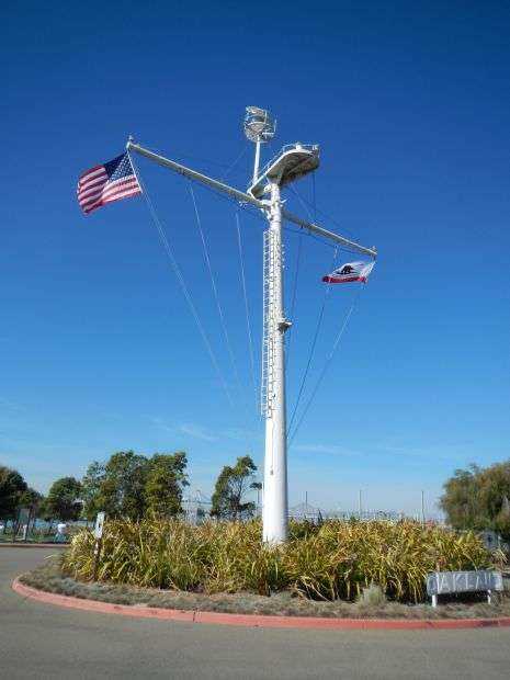 USS OAKLAND MEMORIAL SHIP MAST