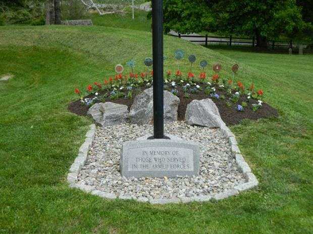 IN MEMORY OF THOSE WHO SERVED IN THE ARMED FORCES MEMORIAL