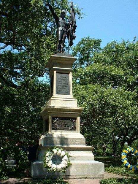 TO THE DEFENDERS OF FORT MOULTRIE WAR MEMORIAL