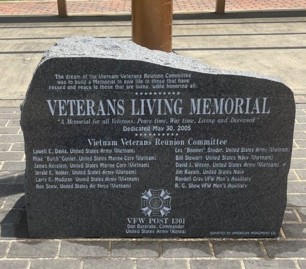 VETERANS LIVING MEMORIAL STONE