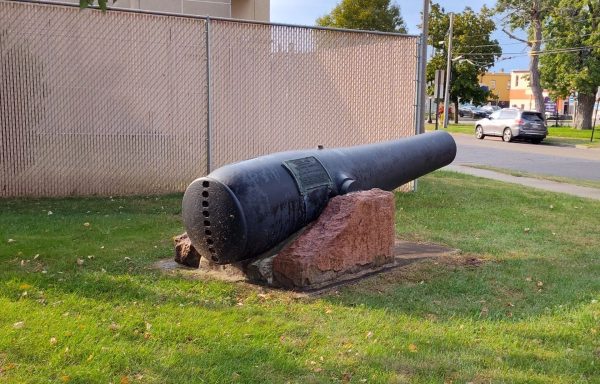 VAN BUREN COUNTY SERVICE GUN WAR MEMORIAL