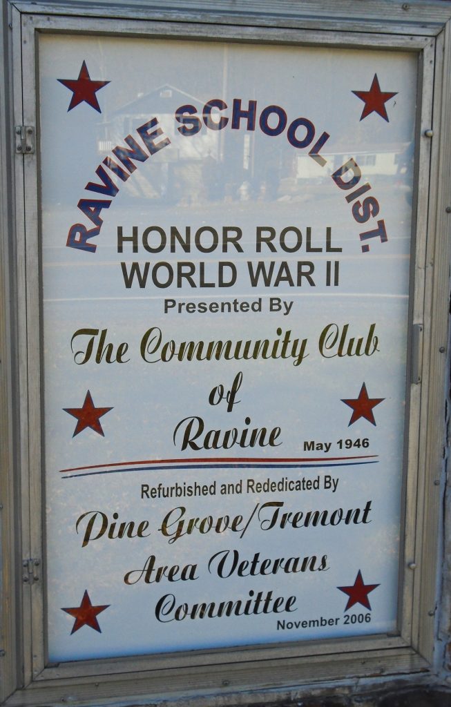RAVINE SCHOOL DIST. WORLD WAR II HONOR ROLL MEMORIAL PLAQUE A