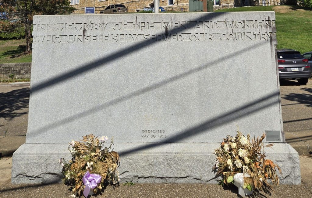 IN MEMORY OF THE MEN AND WOMEN WHO UNSELFISHLY SERVED OUR COUNTRY MEMORIAL