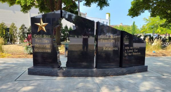 MICHIGAN GOLD STAR FAMILIES MEMORIAL MONUMEN FRONT