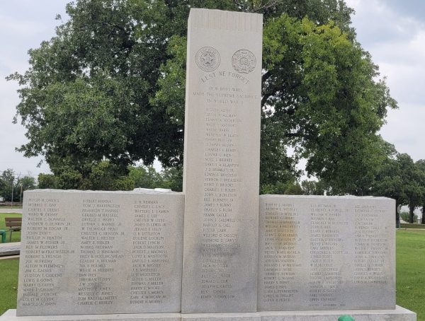 BROWNWOOD LEST WE FORGET SUPREME SACRIFICE WORLD WAR II MEMORIAL