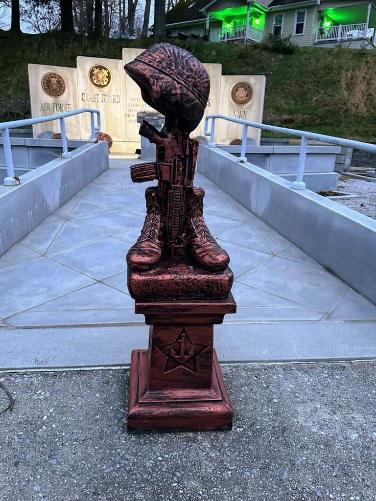 GROVER KING POST 1115 VFW VETERANS MEMORIAL BATTLEFIELD CROSS