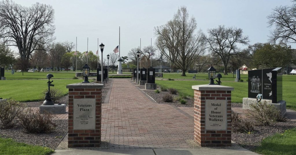 VETERANS PLAZA-MEDAL OF HONOR VETERANS WALKWAY