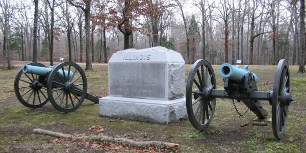 BATTERY D, 1ST ILLINOIS LIGHT ARTILLERY MEMORIAL WITH CANNONS