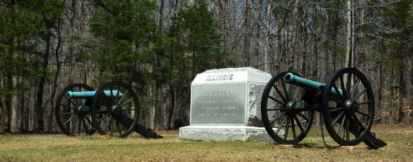 BATTERY E, 1ST ILLINOIS LIGHT ARTILLERY MEMORIAL WITH CANNONS