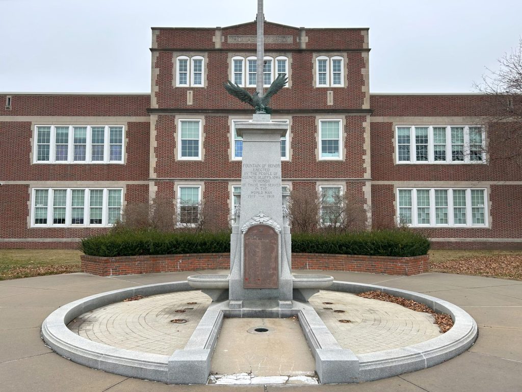 COUNCIL BLUFFS, IOWA FOUNTAIN OF HONOR WAR MEMORIAL