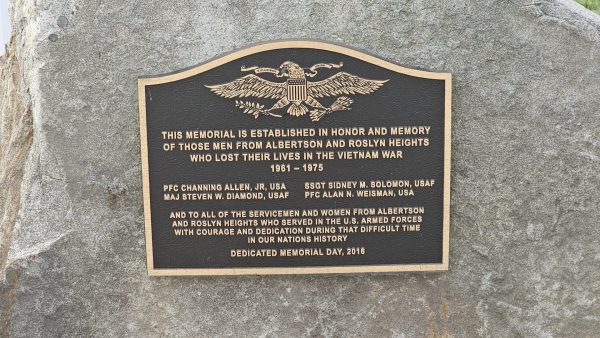 ALBERTSON AND ROSLYN HEIGHTS ULTIMATE SACRIFICE VIETNAM WAR MEMORIAL PLAQUE