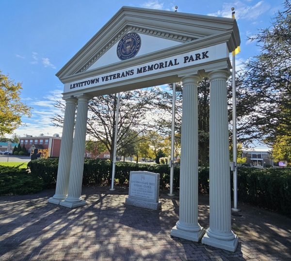 LEVITTOWN VETERANS MEMORIAL PARK COLUMNS