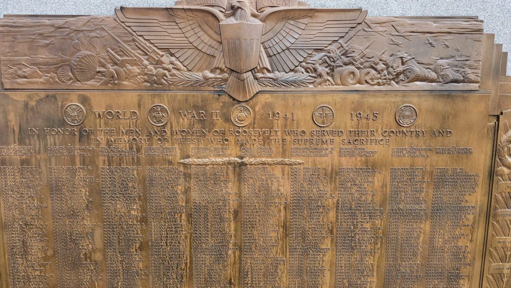 ROOSEVELT WORLD WAR II MEMORIAL PLAQUE CLOSE-UP