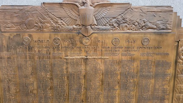 ROOSEVELT WORLD WAR II MEMORIAL PLAQUE CLOSE-UP