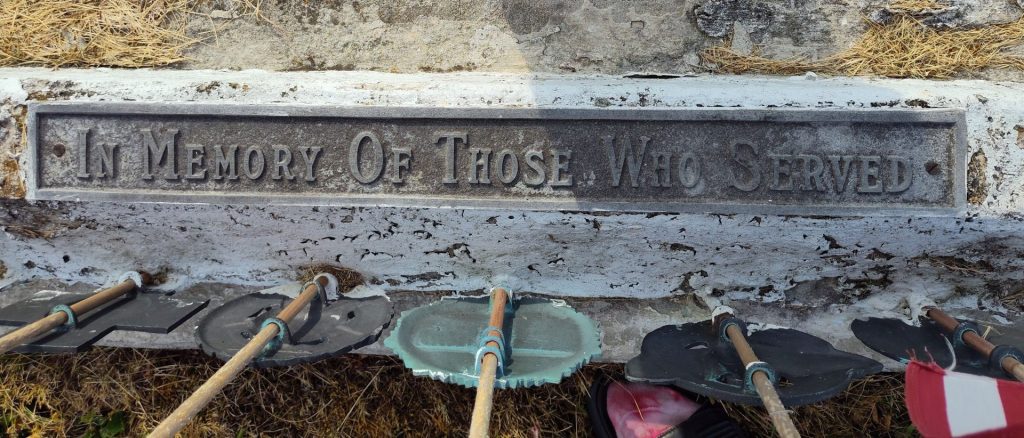 IN MEMORY OF THOSE WHO SERVED MEMORIAL CROSS PLAQUE