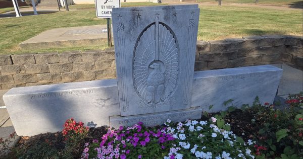 COLLEGE PARK SERVICE LEAGUE WORLD WAR II MEMORIAL CLOSE-UP