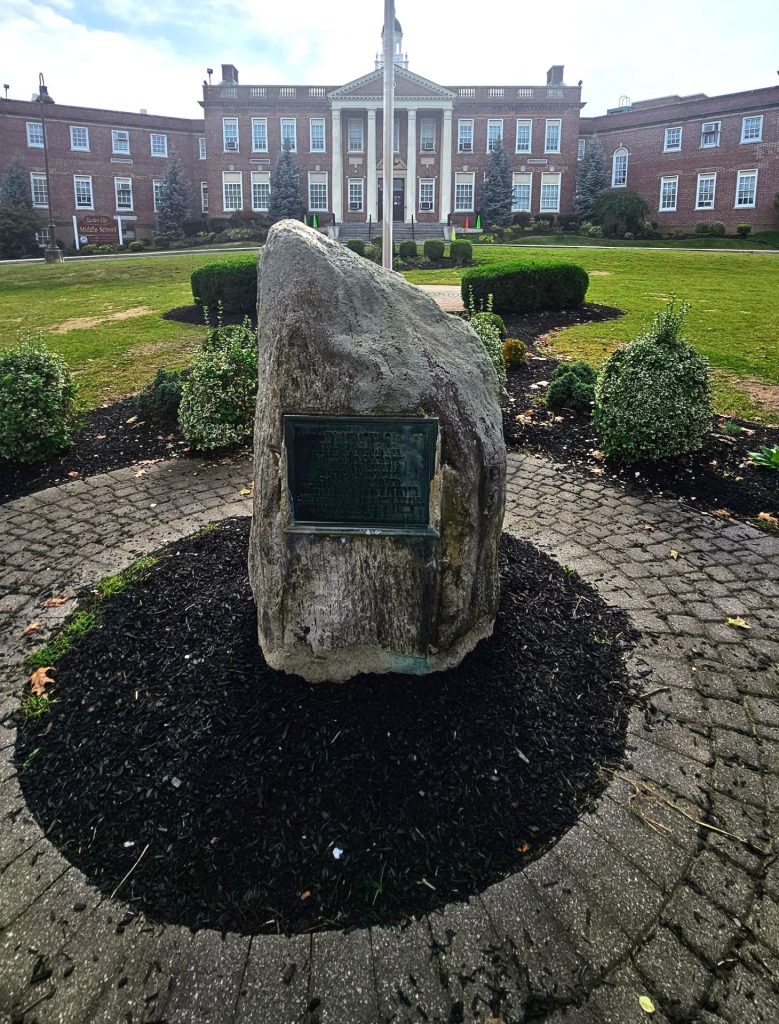 GARDEN CITY MIDDLE SCHOOL SUPREME SACRIFICE WORLD WAR MEMORIAL