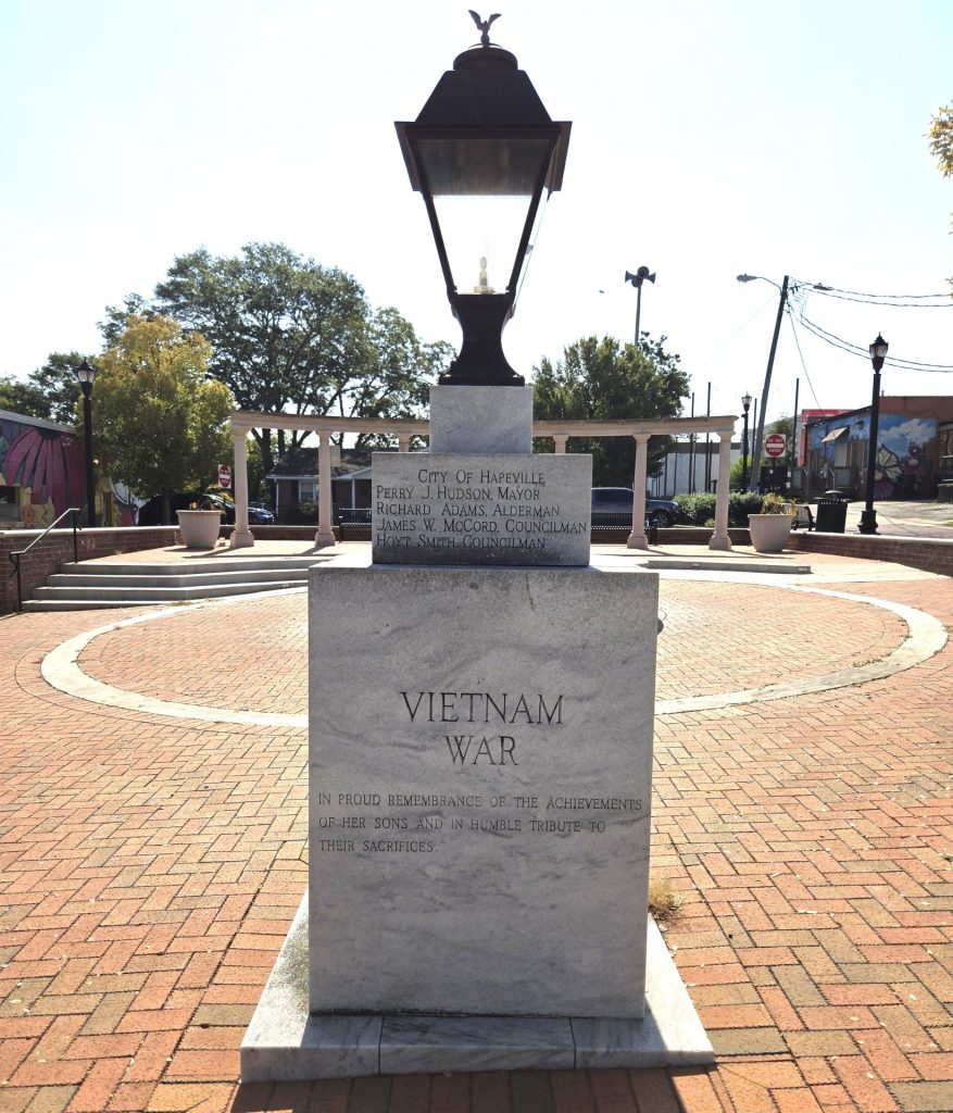HAPEVILLE WAR VETERANS MEMORIAL ETERANAL LIGHT SIDE D