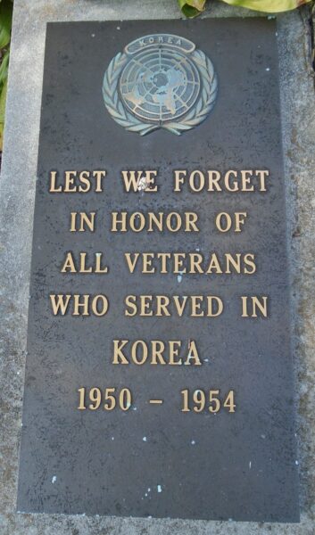 IN HONOR OF THOSE WHO SERVED IN THE KOREAN AND VIETNAM WARS MEMORIAL STONE B