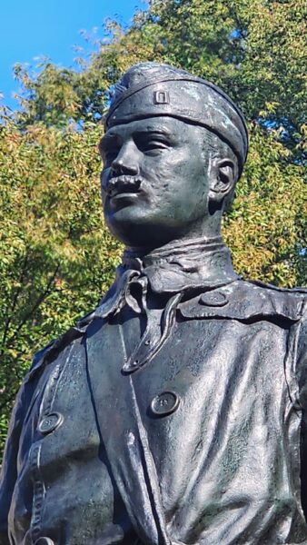 CAPT GERALD MACDONALD WAR MEMORIAL STATUE CLOSE-UP