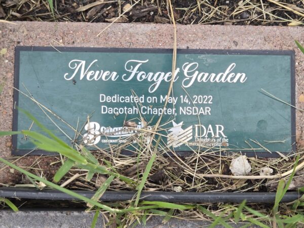 NEVER FORGET GARDEN MEMORIAL PLAQUE