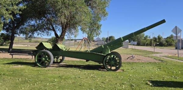 155MM GPF CANNONS WAR MEMORIAL SOUTH END OF CITY PARK