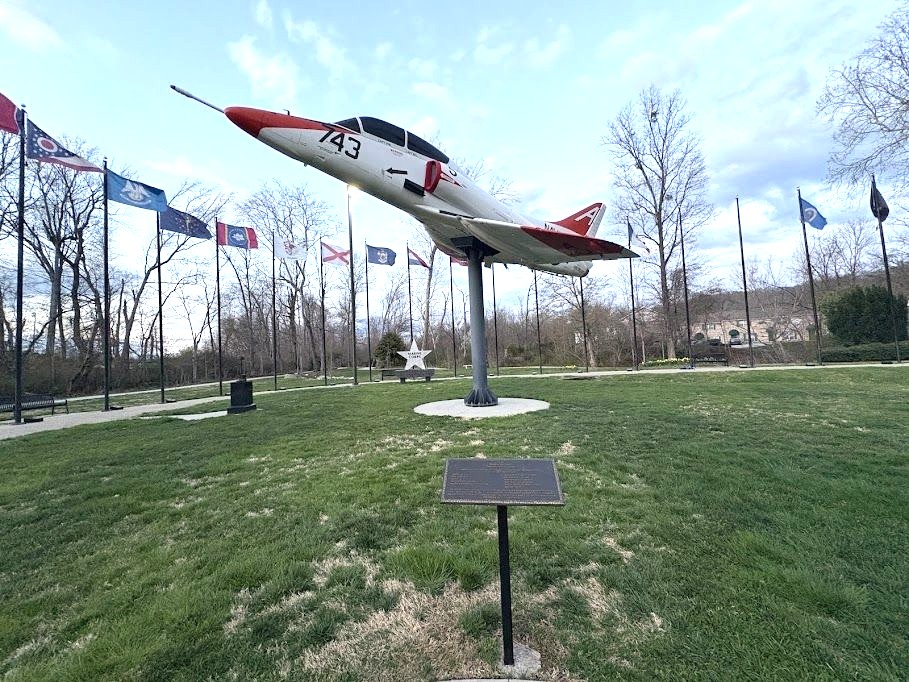 TA-4J DOUGLAS SKYHAWK TRANSONIC ATTACK/TRAINER MEMORIAL AIRCRAFT
