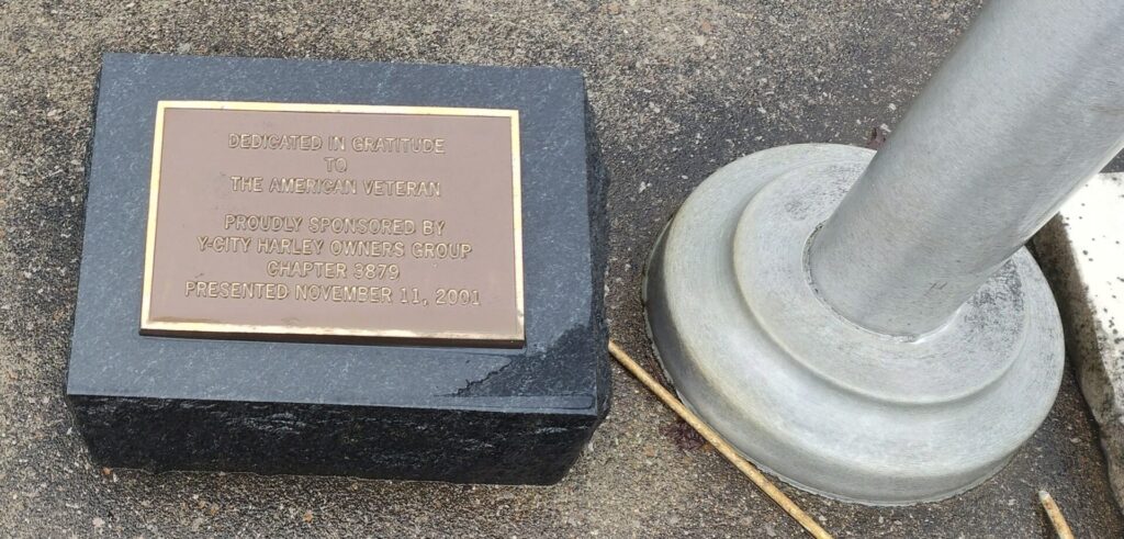 DEDICATED IN GRATITUDE TO THE AMERICAN VETERAN MEMORIAL FLAGPOLE PLAQUE SOLDIERS CIRCLE