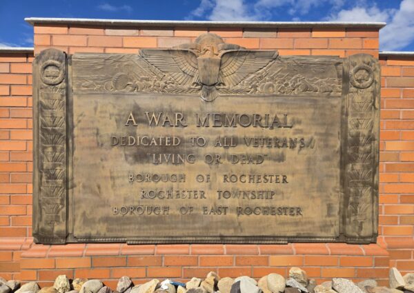 A WAR MEMORIAL TO ALL VETERANS “LIVING OR DEAD” PLAQUE