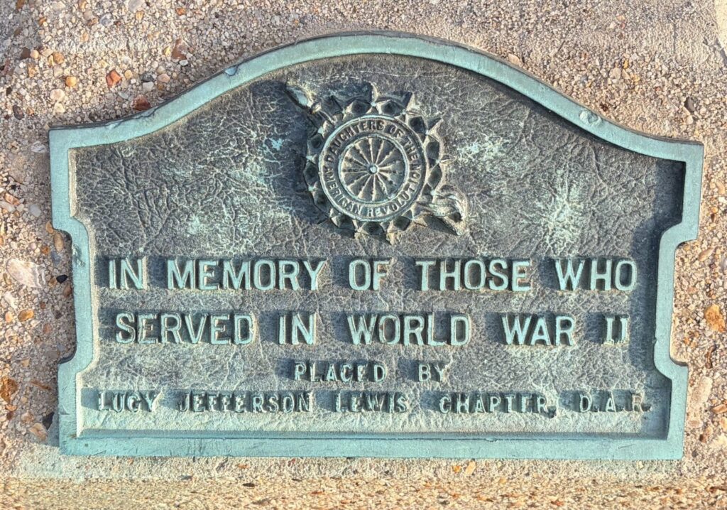 IN MEMORY OF THOSE WHO SERVED IN WORLD WAR II MEMORIAL PLAQUE