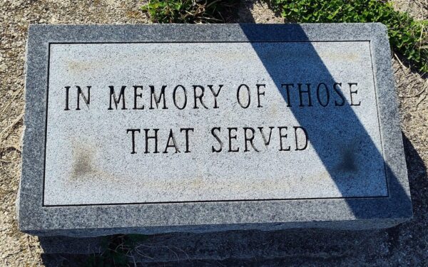 IN MEMORY OF THOSE THAT SERVED MEMORIAL TABLET