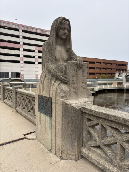 MEMORIAL BRIDGE AURORA-ILLINOIS STONE STATUE